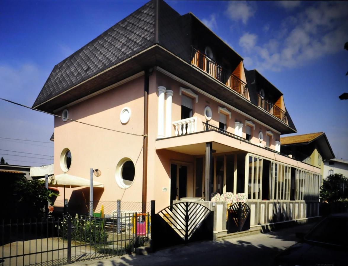 Hotel Cesari Rimini Buitenkant foto