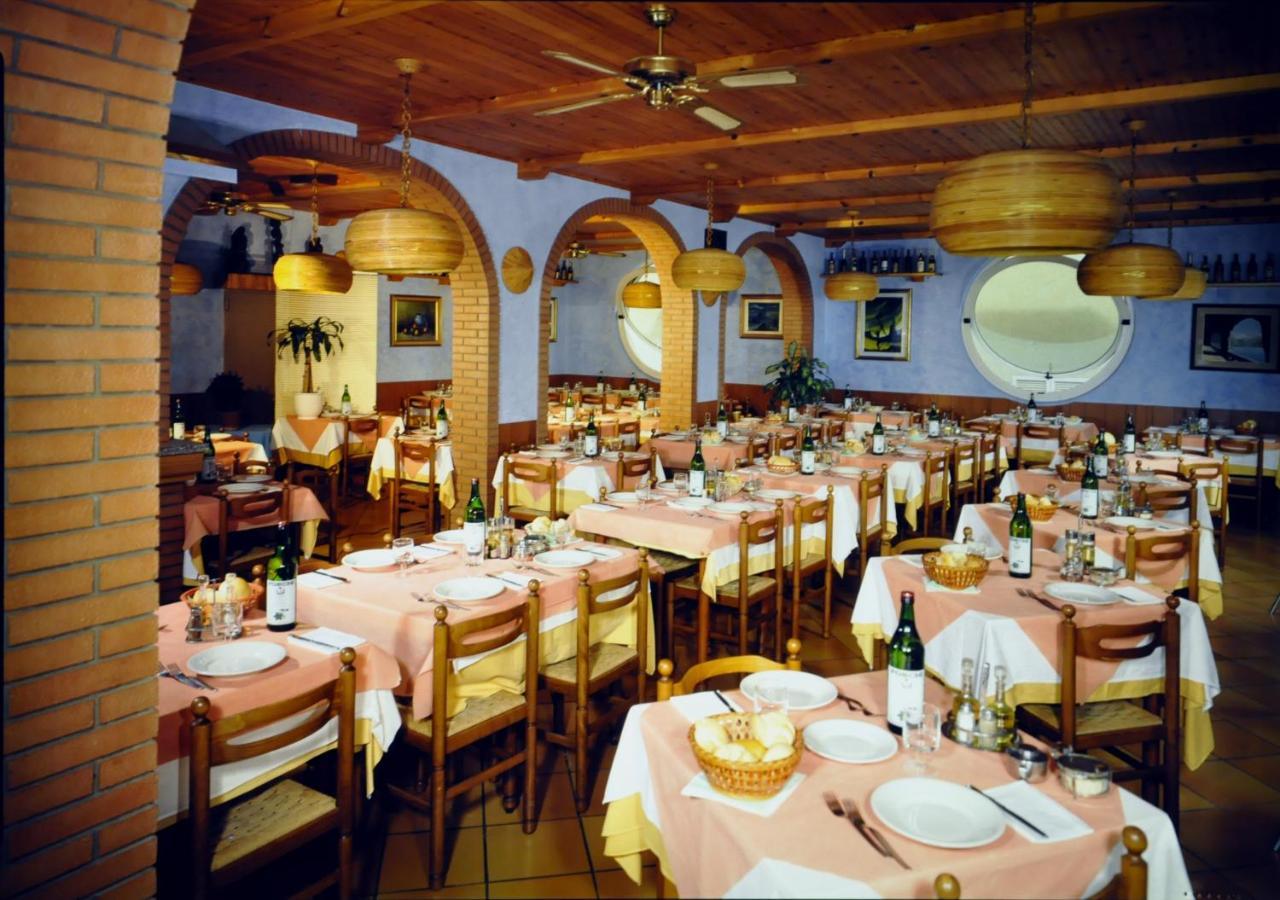 Hotel Cesari Rimini Buitenkant foto