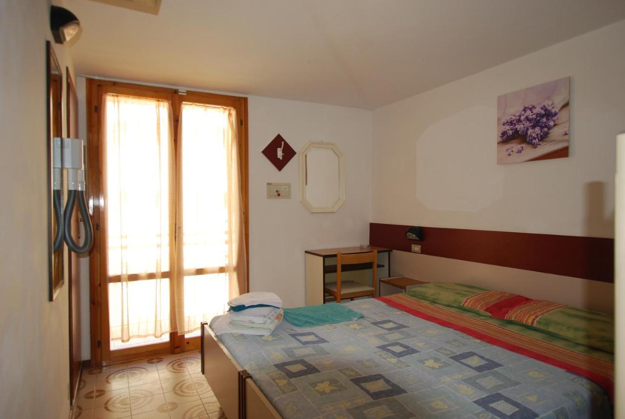 Hotel Cesari Rimini Buitenkant foto