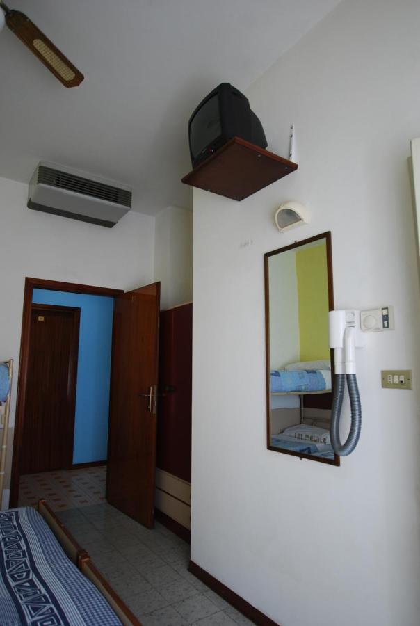 Hotel Cesari Rimini Buitenkant foto