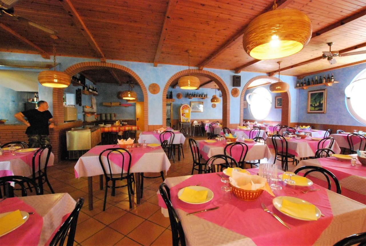 Hotel Cesari Rimini Buitenkant foto