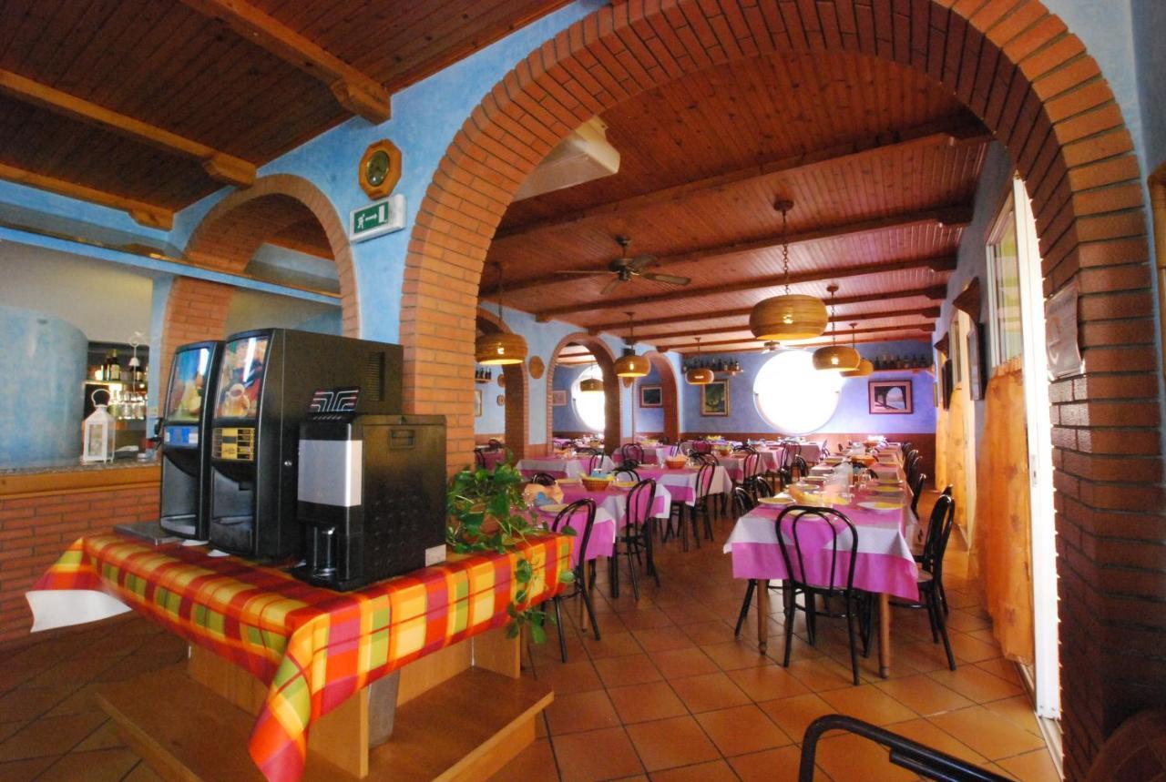 Hotel Cesari Rimini Buitenkant foto