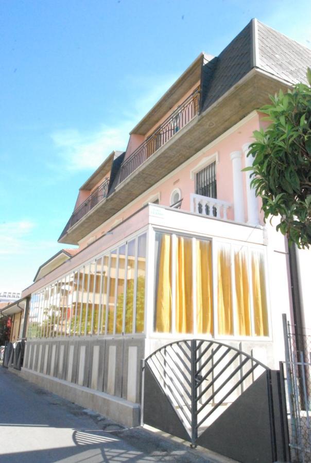 Hotel Cesari Rimini Buitenkant foto