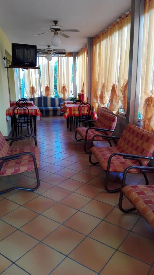 Hotel Cesari Rimini Buitenkant foto