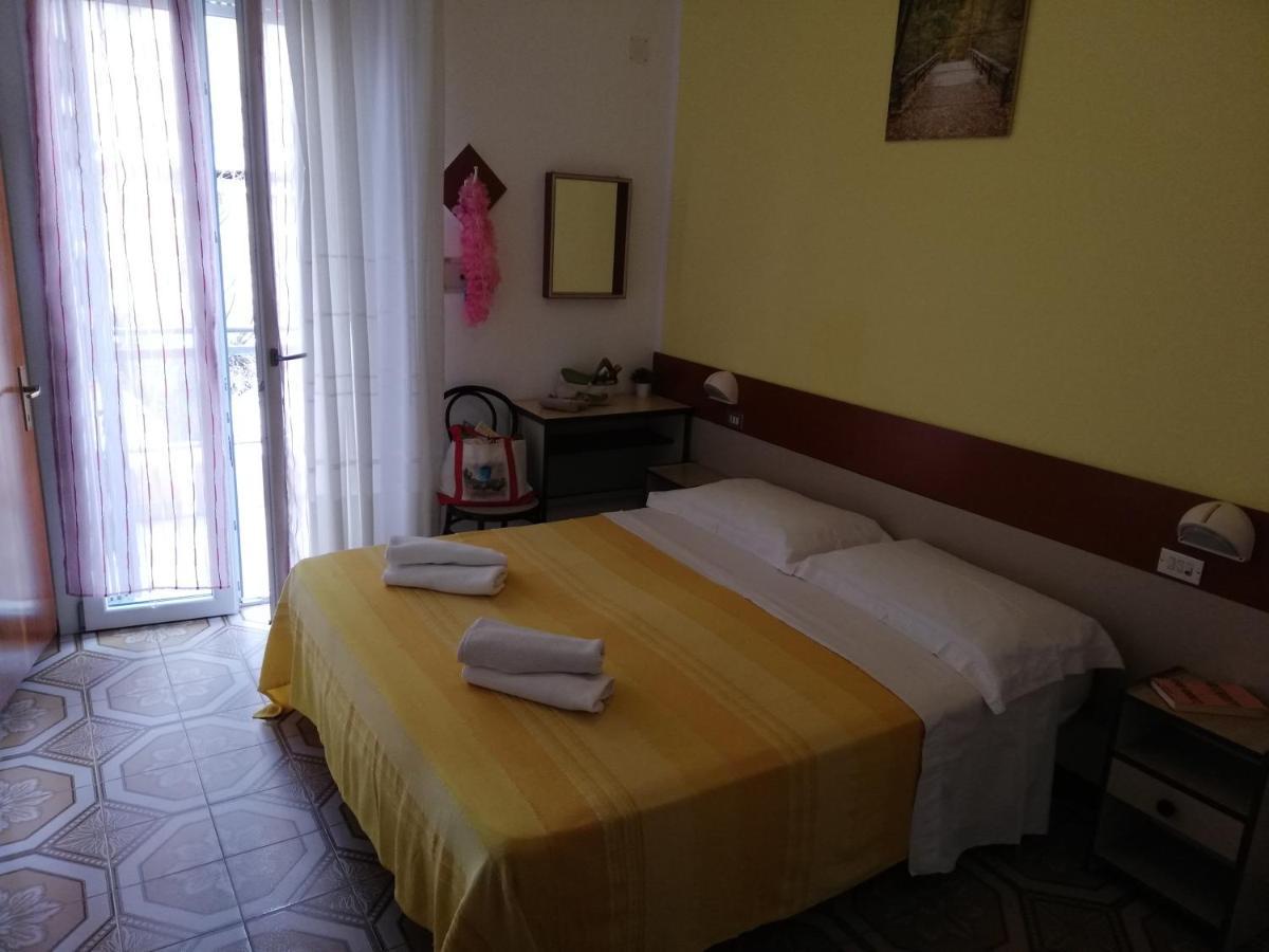 Hotel Cesari Rimini Buitenkant foto