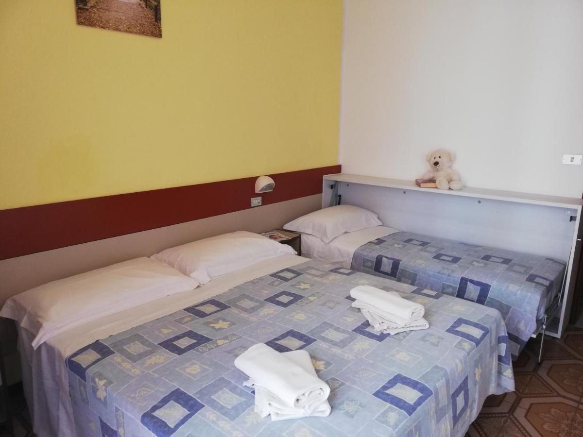 Hotel Cesari Rimini Buitenkant foto