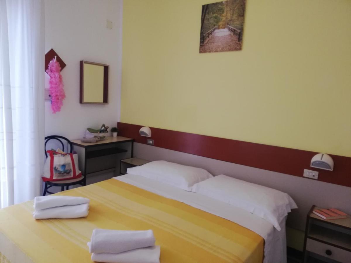 Hotel Cesari Rimini Buitenkant foto