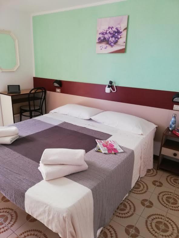 Hotel Cesari Rimini Buitenkant foto